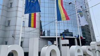 Doi adolescenți din Ploiești s-au ales cu dosar penal după ce au vrut să facă o poză pe sigla din fața Primăriei