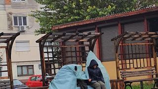 Trei oameni ai străzii au fost scoase de pompieri din apele &icirc;nghețate ale brațului Borcea, din Călărași. Două persoane au decedat