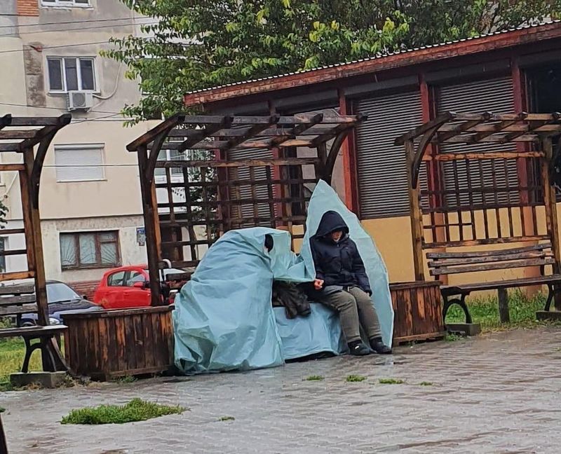 Trei oameni ai străzii au fost scoase de pompieri din apele înghețate ale brațului Borcea, din Călărași. Două persoane au decedat