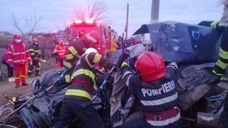 Un bărbat a murit după ce maşina în care se afla a fost lovită de un tren