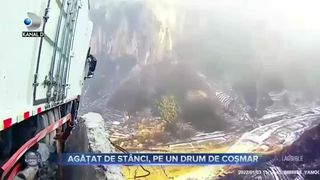 Agățat de stânci, pe un drum de coșmar