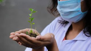 De astăzi, românii au voie să poarte doar măști omologate. Izolare de 7 zile pentru persoanele care au COVID-19 şi sunt vaccinate şi 10 zile pentru cele nevaccinate