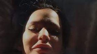 O româncă a mers la cimitir, în miezul nopții. Ea s-a pus în sicriu și s-a prefăcut că este înmormântată: „Haideți cu plânsetul”