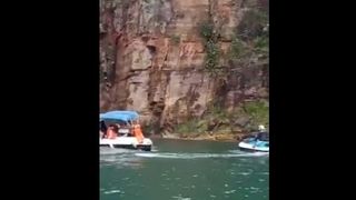 Cel puțin 7 persoane au murit și alte trei sunt date dispărute, după ce o stâncă din Brazilia a căzut peste mai multe șalupe