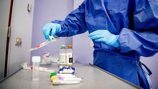 Sinteza măsurilor prezentate de Guvern. Accesul în centrele şi parcurile comerciale, muzee, biblioteci, librării, cinematografe permis persoanelor vaccinate sau cu test negativ nu mai vechi de 72 de ore