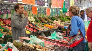 Incident neașteptat: Un tânăr de 17 ani a ameninţat cu cuţitul o vănzătoare pentru un pachet de ţigări