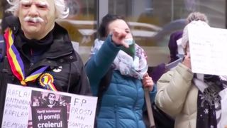 Protest în fața Ministerului Sănătății. Oamenii îi cer demisia lui Alexandru Rafila