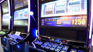 O angajată a unei firme a pierdut 10.000 de lei din încasări la un aparat de păcănele