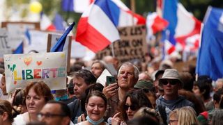 Jandarmii din Franța au greșit casa și au aruncat o grenadă  în camera unei fete de 12 ani. Evenimentul a avut loc în timpul protestelor