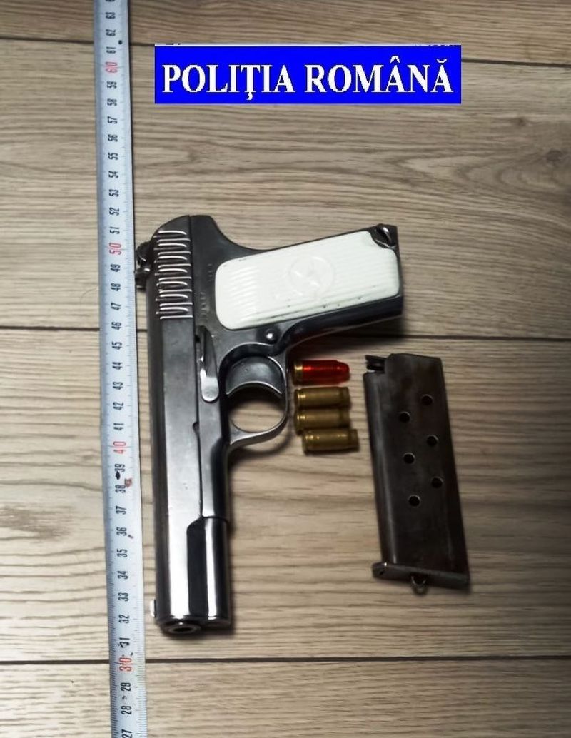 Polițiștii au găsit în casa unui tânăr din Vulcan zeci de grenade, pistoale şi sute de cartuşe