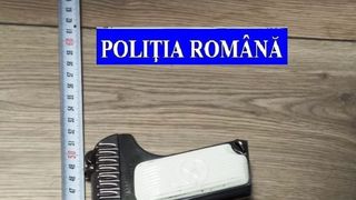 Polițiștii au găsit în casa unui tânăr din Vulcan zeci de grenade, pistoale şi sute de cartuşe