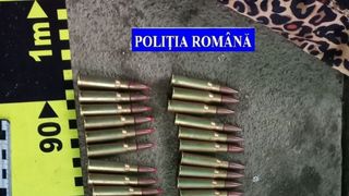 Polițiștii au găsit în casa unui tânăr din Vulcan zeci de grenade, pistoale şi sute de cartuşe