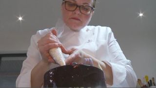 VIDEO | După două decenii &icirc;n care a fost croitoreasă și a creat ținute pentru cei mai pretențioși francezi, o rom&acirc;ncă a lăsat Parisul pentru satul unde a crescut