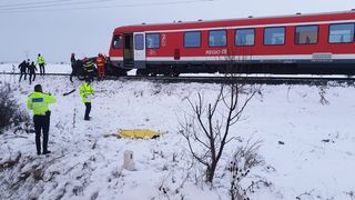 Sfârșit tragic pentru o tânără de 22 de ani din Arad. Mașina ei a fost spulberată de tren