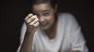 O femeie nervoasă a rupt gardul și a spart ușa amantei cu mâinile goale. Ea a vrut doar să-și ia soțul acasă