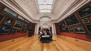 Administratorul unei galerii de artă, reţinut pentru că ar fi dispus pe nedrept de mai multe tablouri