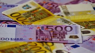Curs valutar BNR azi, 12 ianuarie 2022. Ce se &icirc;nt&acirc;mplă cu euro şi dolarul la casele de schimb?