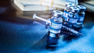 Mai mulți români, prinși într-o rețea de ,,vaccinări la chiuvetă” în Italia