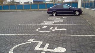 Cum a reușit o șoferiță din Cluj să anuleze amenda după ce a parcat pe locurile destinate persoanelor cu handicap