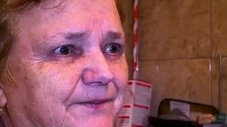 O bătrână a fost copleșită de durere când a văzut prețul foarte mare al facturilor la energie: „Am renunțat la mâncare, la toate. Plâng și verific poșta în fiecare zi”