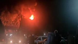 VIDEO | Incendiu de proporții în Rupea. Flăcările au cuprins acoperișul unui hotel