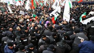 Proteste violente în Bulgaria față de certificatul COVID-19. Manifestanții au atacat Parlamentul