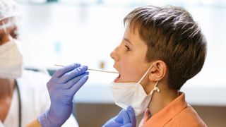 14 copii din Timiș s-au întors dintr-o tabără de schi din Serbia, infectați cu SARS-CoV-2. Minorii prezintă forme ușoare al infecției