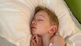 La numai 2 anișori jumătate, Tudor a fost diagnosticat cu o formă rară de cancer. Cum îl putem ajuta