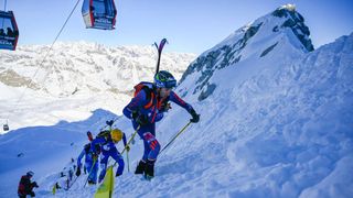 În zona vf. Negoiu, la o altitudine de aproape 2.300 de metri, două persoane au fost surprinse de o avalanșă. Una dintre victime are fracturi la picioare