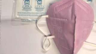 Polițiștii din Italia au primit măşti de protecţie FFP2. Aceștia refuză să le poarte pentru că sunt roz