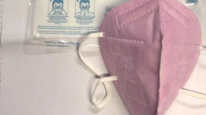 Polițiștii din Italia au primit măşti de protecţie FFP2. Aceștia refuză să le poarte pentru că sunt roz