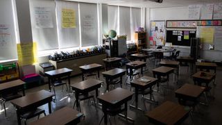 „Terorist” în școală, cu pistol de jucărie. Un tânăr din Botoșani este anchetat de polițiști