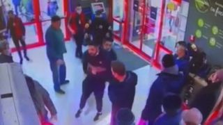 Imaginile zile surprinse la Buzău! Un adevărat scanda a fost surprins de camerele de supraveghere ale unui magazin alimentar