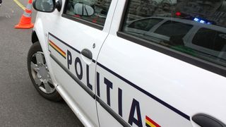 Fetița de 11 ani lovită de mașina de poliție a fost operată. Polițistul, audiat de procurori. "Nu se afla în misiune"