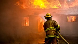 Incendiu la o gospodărie din Neamț. Totul ar fi pornit de la o lumânare