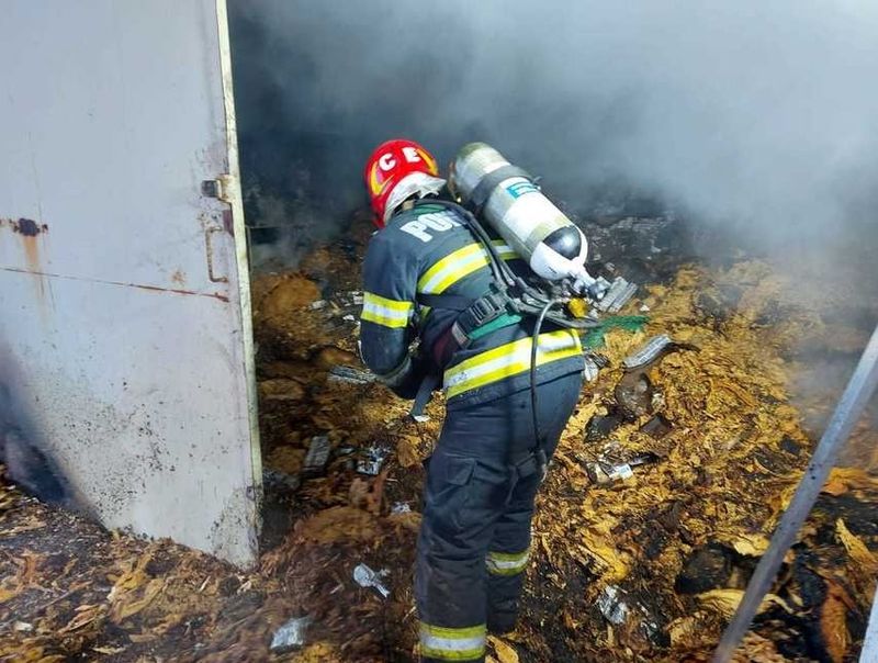 Incendiu puternic în Vama Giurgiu, în două magazii în care sunt depozitate tutun, ţigări și textile