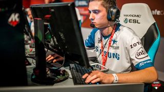 Alex, campion la e-sport CS:GO, s-a stins din viață într-un mod misterios. Plecase în Rusia să-și viziteze iubita