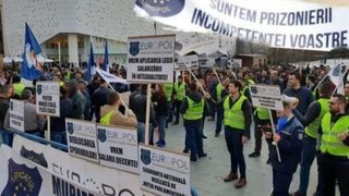 Polițiștii protestează &icirc;n fața Guvernului