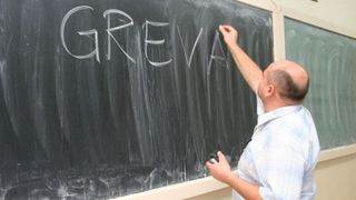 Profesorii intră &icirc;n grevă de avertisment &icirc;ncep&acirc;nd de miercuri. Orele de curs vor fi suspendate &icirc;n intervalul 11:00-13:00