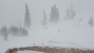 VIDEO- Hunedoara: O parte din acoperișul unui bloc a fost luat de vânt, iar un autoturism a fost avariat în timpul furtunii de seara trecută