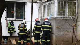 O tragedie a avut loc &icirc;n Ploiești, după ce  o femeie a căzut de la etajul 4 al unui bloc și a murit. Polițiștii vor stabili dacă a fost accident sau sinucidere