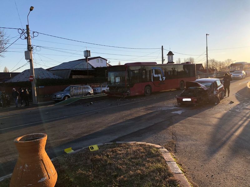 În județul Buzău, trei tineri de 18 ani din Buzău au fost răniți după ce mașina condusă de tânăr a lovit un autobuz