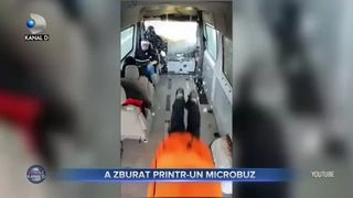 A zburat printr-un microbuz