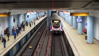 După ce a &icirc;ncercat să &icirc;mpingă doi oameni &icirc;n fața metroului, o femeie a fost internată la Obregia