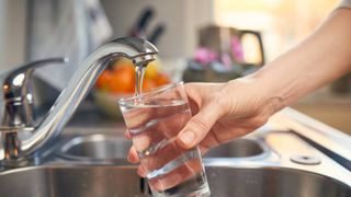 Alerta Comisiei Europene despre apa potabilă! Risc potenţial pentru sănătate