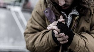 Individul care incendia ghenele din centrul Ploieștului a fost identificat. Bărbatul a fost reținut de polițiști