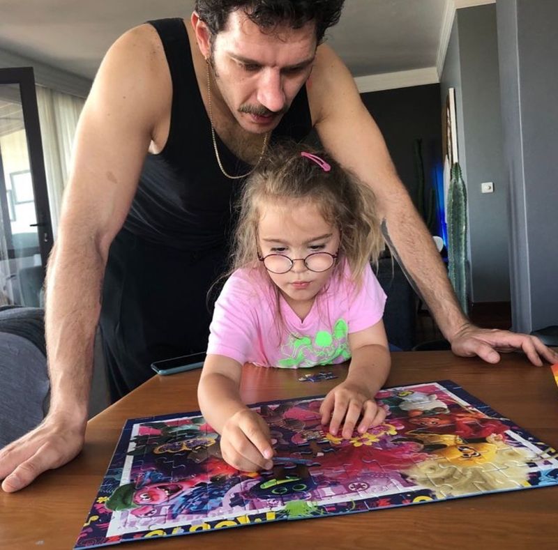 Uraz Kaygılaroğlu, Gediz, din „Fiica ambasadorului”