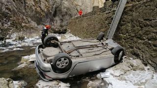 Accident grav în Neamț! O mașină în care se aflau 3 pasageri s-a răsturnat în râul Bicaz