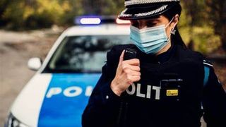 O adolescentă de 15 ani a fost bătută de două fete într-un parc