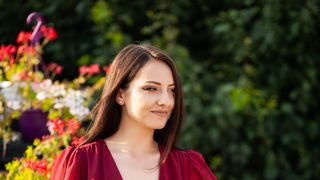 Ce mesaj bizar a primit Adela pe telefonul ei după moarte?! Tatăl agentei este militar de carieră, implicat în politică